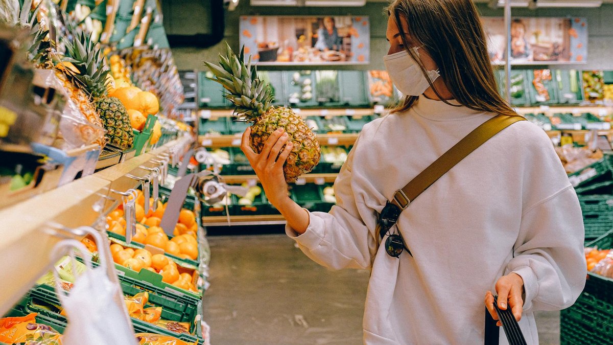 choosing fresh pineapple