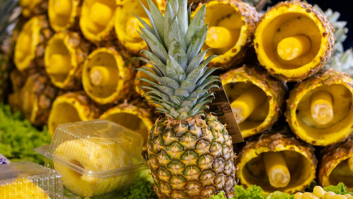 dried pineapple crown